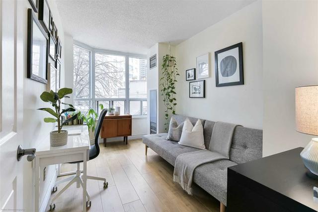 201 - 25 Maitland St, Condo with 2 bedrooms, 1 bathrooms and 1 parking in Toronto ON | Image 5