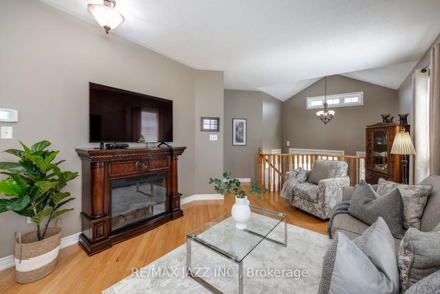 143 Nelson St, House detached with 2 bedrooms, 3 bathrooms and 4 parking in Clarington ON | Image 3