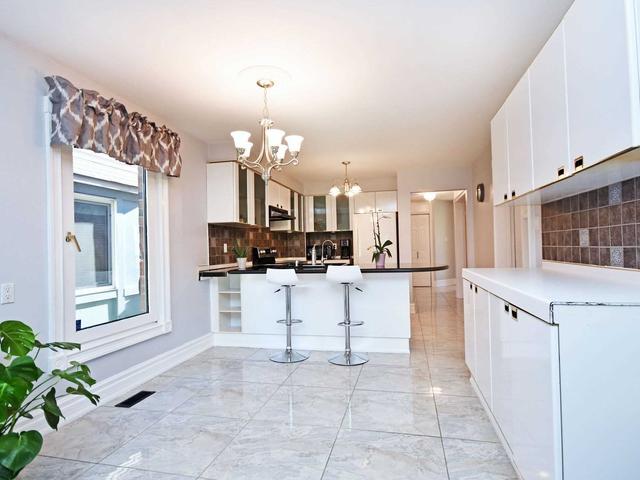 3293 Wilmar Cres, House detached with 3 bedrooms, 4 bathrooms and 4 parking in Mississauga ON | Image 3