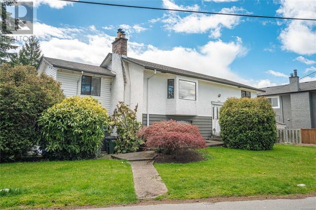 589 Kay St, House detached with 4 bedrooms, 2 bathrooms and 6 parking in Saanich BC | Image 1