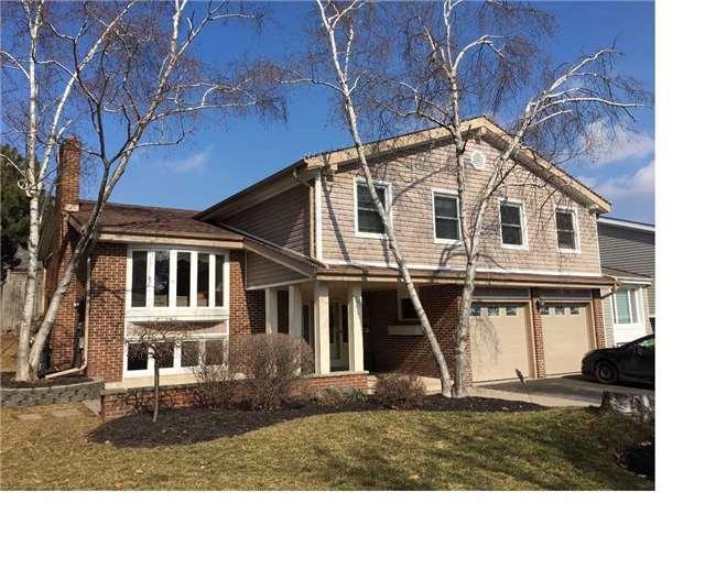 1347 Monmouth Dr, House detached with 3 bedrooms, 3 bathrooms and 4 parking in Burlington ON | Image 1