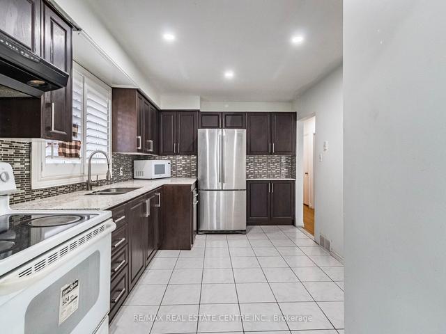 726 Brimorton Dr, House detached with 3 bedrooms, 3 bathrooms and 4 parking in Toronto ON | Image 4