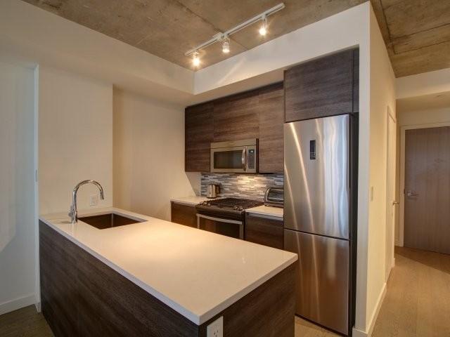 716 - 111 Bathurst St, Condo with 2 bedrooms, 1 bathrooms and 1 parking in Toronto ON | Image 4