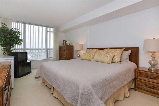 1013 - 12 Laurelcrest St, Condo with 2 bedrooms, 2 bathrooms and 2 parking in Brampton ON | Image 10