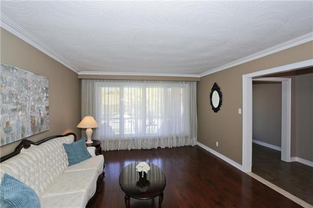 2327 Harcourt Cres, House detached with 3 bedrooms, 3 bathrooms and 2 parking in Mississauga ON | Image 3