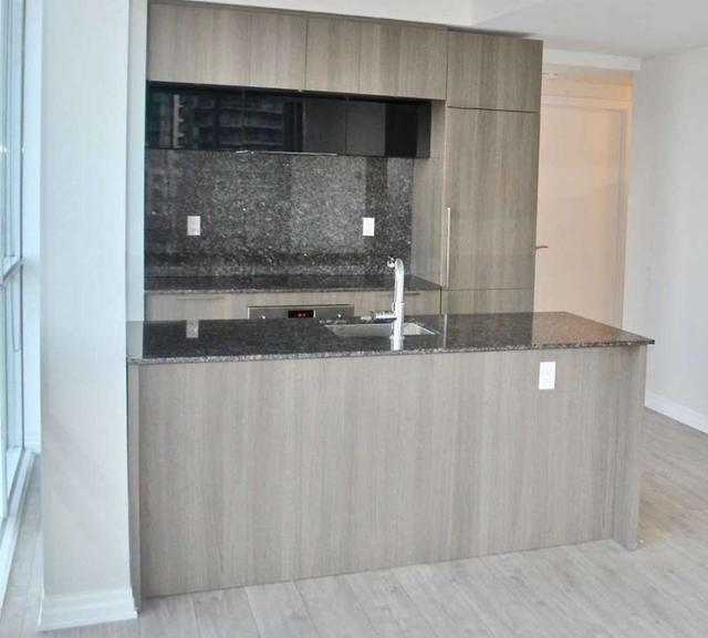 2005 - 88 Blue Jays Way, Condo with 2 bedrooms, 2 bathrooms and 1 parking in Toronto ON | Image 4