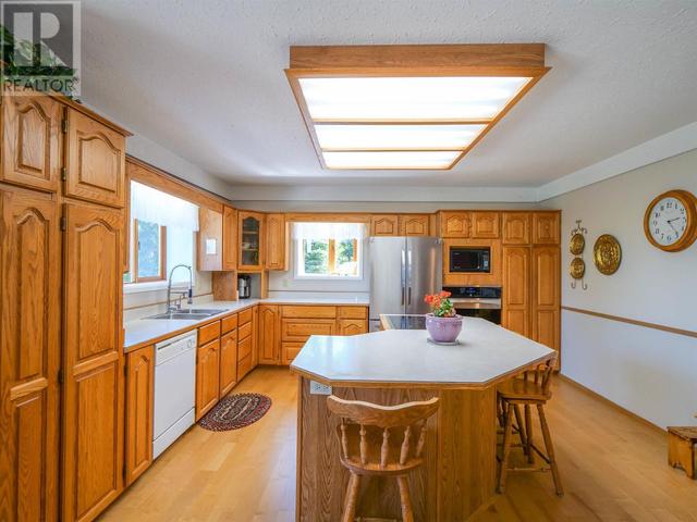 4845 Ten Mile Lake Road, House detached with 3 bedrooms, 3 bathrooms and null parking in Cariboo B BC | Image 4