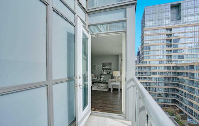1036 - 15 Iceboat Terr, Condo with 2 bedrooms, 2 bathrooms and 1 parking in Toronto ON | Image 16