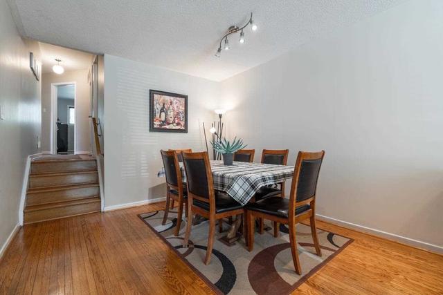 2623 Hollington Cres, House semidetached with 3 bedrooms, 2 bathrooms and 4 parking in Mississauga ON | Image 2