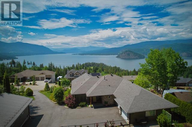 3320 Roncastle Road, House detached with 3 bedrooms, 3 bathrooms and 2 parking in Columbia Shuswap C BC | Image 3