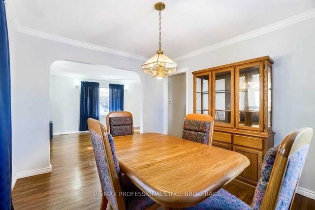 7 Bentley Dr, House detached with 2 bedrooms, 2 bathrooms and 3 parking in Toronto ON | Image 4