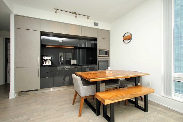 4305 - 10 York St, Condo with 2 bedrooms, 2 bathrooms and 1 parking in Toronto ON | Image 2