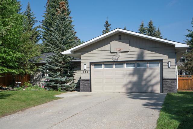 224 Oakwood Place Sw, House detached with 4 bedrooms, 3 bathrooms and 4 parking in Calgary AB | Image 2