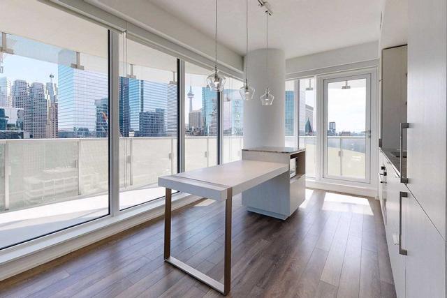 2109 - 197 Yonge St, Condo with 3 bedrooms, 2 bathrooms and 1 parking in Toronto ON | Image 3