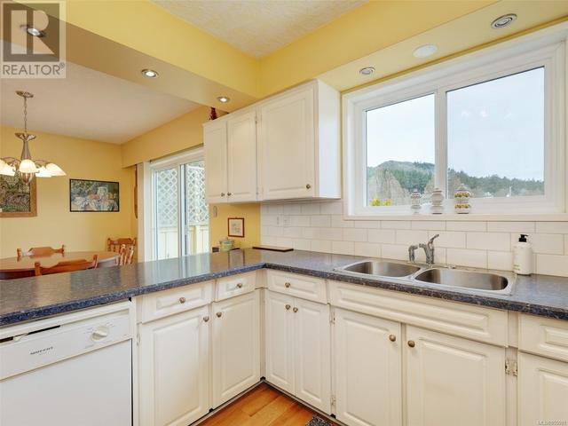 1568 Granada Cres, House detached with 4 bedrooms, 3 bathrooms and 2 parking in Saanich BC | Image 7