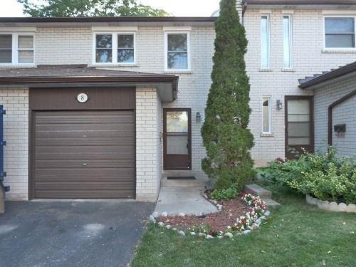 8 Nicholson Way, Townhouse with 3 bedrooms, 2 bathrooms and 2 parking in Markham ON | Image 1