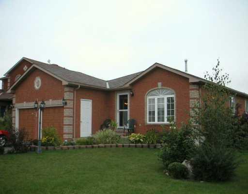 40 Farmstead Cres, House detached with 2 bedrooms, 2 bathrooms and null parking in Barrie ON | Image 1