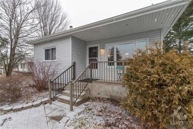 6417 Russell Road, House detached with 2 bedrooms, 2 bathrooms and 4 parking in Ottawa ON | Image 2