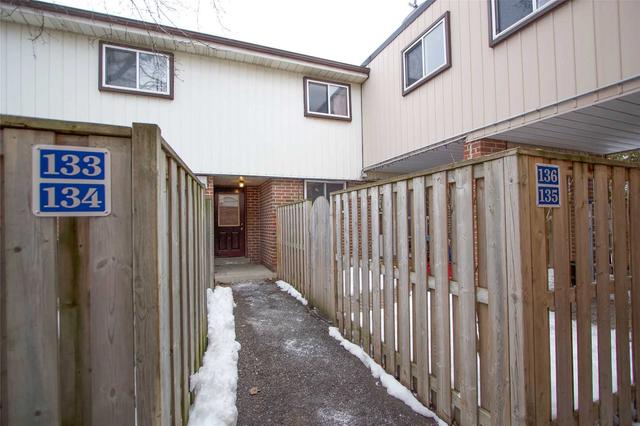 120 Nonquon Rd, Townhouse with 3 bedrooms, 1 bathrooms and 1 parking in Oshawa ON | Image 12