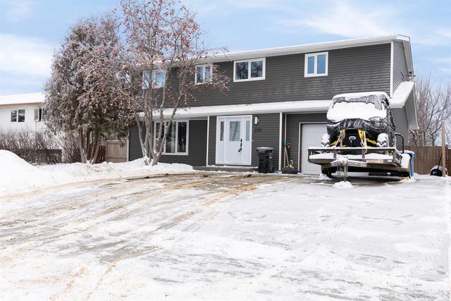 229 Hillcrest Drive, House detached with 6 bedrooms, 5 bathrooms and 4 parking in Wood Buffalo AB | Image 2
