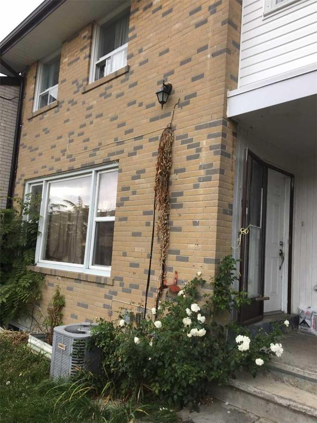 61 Ardglen Dr W, Townhouse with 3 bedrooms, 2 bathrooms and 2 parking in Brampton ON | Image 1
