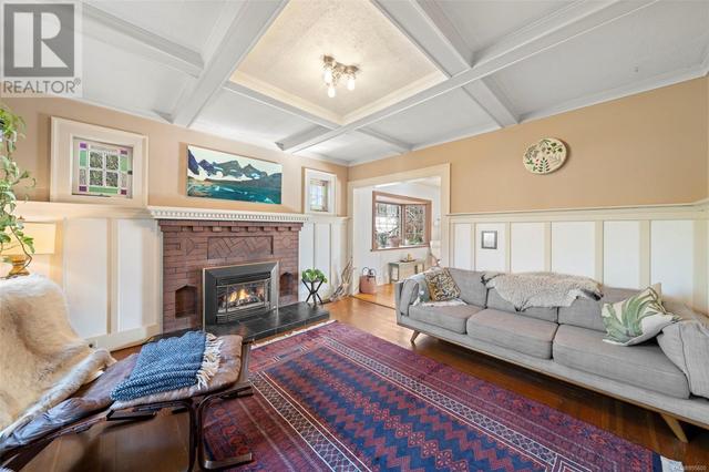 55 Logan Ave, House detached with 4 bedrooms, 3 bathrooms and 3 parking in Saanich BC | Image 11