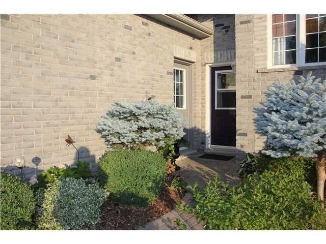 104 Monique Cres, House detached with 2 bedrooms, 2 bathrooms and 2 parking in Barrie ON | Image 2