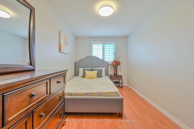 66 Carisbrook Crt, Townhouse with 3 bedrooms, 2 bathrooms and 2 parking in Brampton ON | Image 24