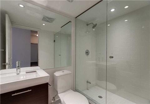 5616 - 386 Yonge St, Condo with 3 bedrooms, 2 bathrooms and 1 parking in Toronto ON | Image 11