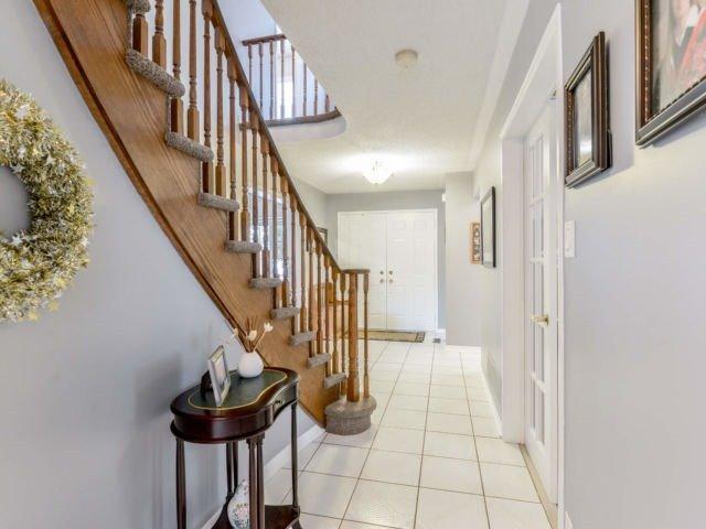 3860 Periwinkle Cres, House detached with 4 bedrooms, 3 bathrooms and 4 parking in Mississauga ON | Image 2