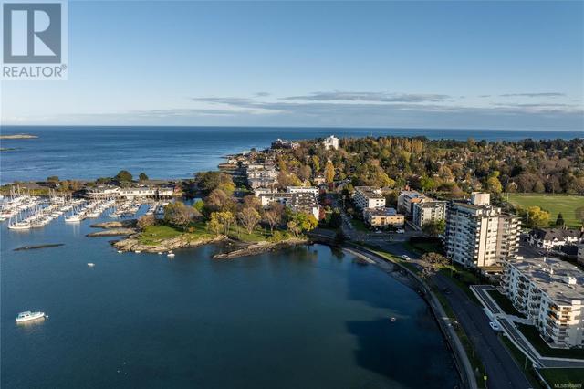 406 - 1370 Beach Dr, Condo with 2 bedrooms, 2 bathrooms and 2 parking in Oak Bay BC | Image 2