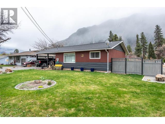 605 11th Avenue, House detached with 2 bedrooms, 1 bathrooms and 2 parking in Keremeos BC | Image 2