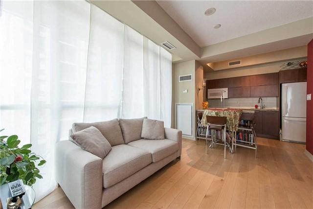 1004 - 126 Simcoe St, Condo with 2 bedrooms, 2 bathrooms and 1 parking in Toronto ON | Image 2