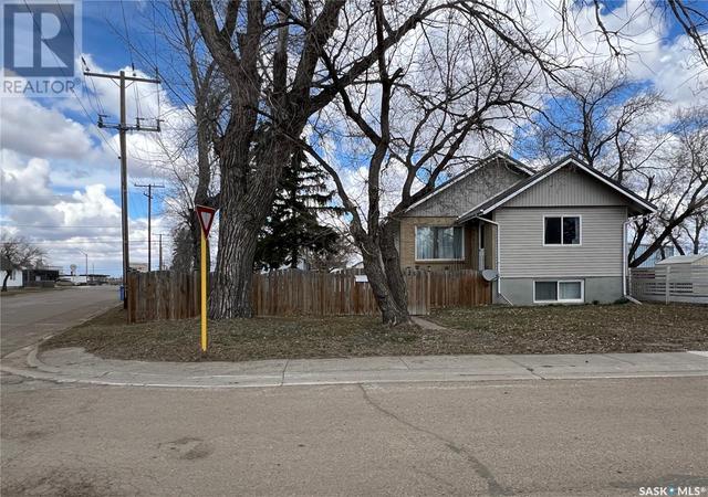 325 3rd Street, House detached with 5 bedrooms, 2 bathrooms and null parking in Estevan SK | Image 38