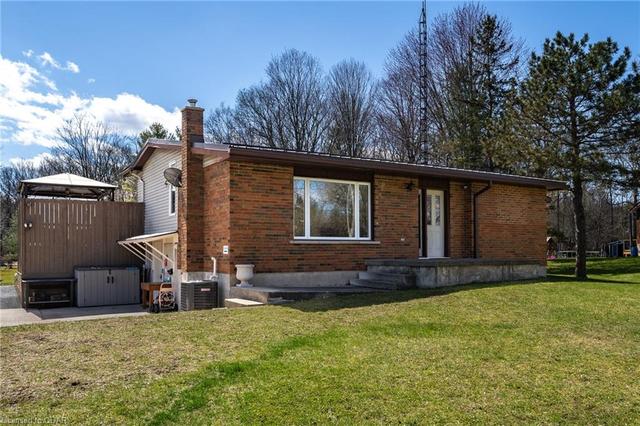 16 Mcdonald Crescent, House detached with 2 bedrooms, 1 bathrooms and 5 parking in Greater Napanee ON | Image 2