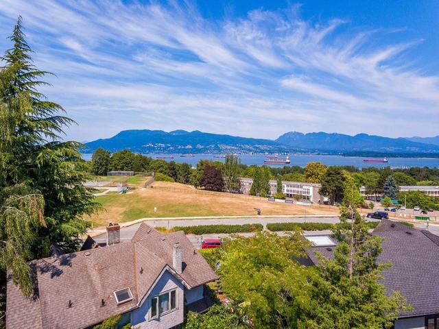 4296 W 8th Avenue, House detached with 4 bedrooms, 3 bathrooms and null parking in Vancouver BC | Image 3