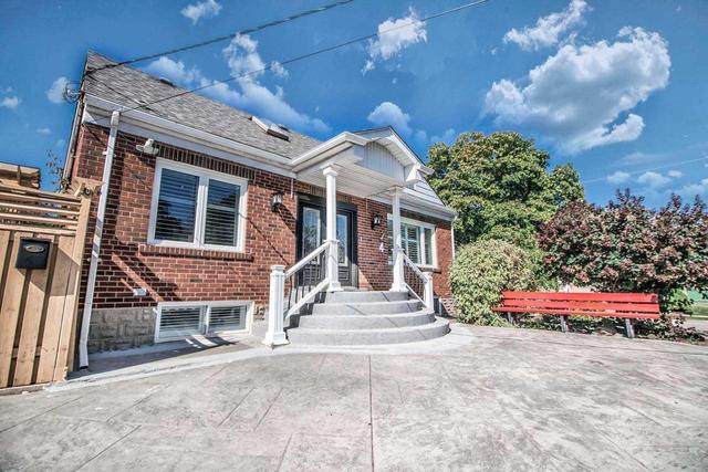 4 Minnie Ave, House detached with 4 bedrooms, 3 bathrooms and 4 parking in Toronto ON | Image 2