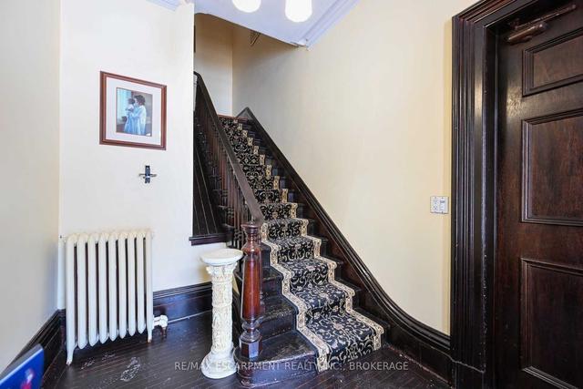 105 East Ave S, House detached with 8 bedrooms, 5 bathrooms and 8 parking in Hamilton ON | Image 3