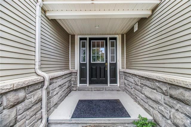 402 Ashbourne Crescent, Townhouse with 3 bedrooms, 3 bathrooms and 3 parking in Ottawa ON | Image 3