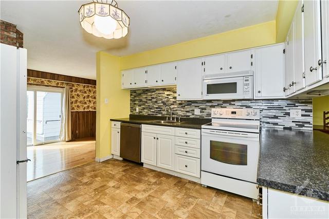 11 Ramsgate Private, Townhouse with 4 bedrooms, 3 bathrooms and 1 parking in Ottawa ON | Image 7