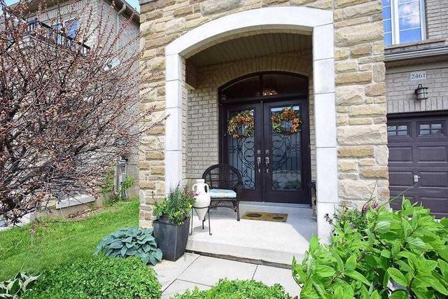 2461 Grand Oak Tr, House attached with 3 bedrooms, 3 bathrooms and 1 parking in Oakville ON | Image 2