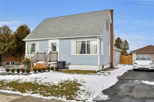 591 Mohawk Road E, House detached with 4 bedrooms, 2 bathrooms and 6 parking in Hamilton ON | Image 2