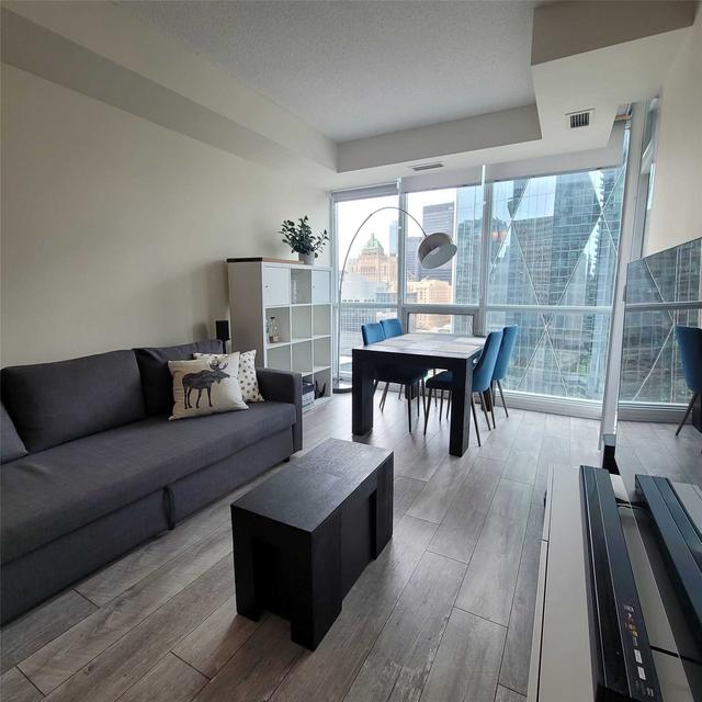 2003 - 18 Harbour St, Condo with 1 bedrooms, 1 bathrooms and 0 parking in Toronto ON | Image 2
