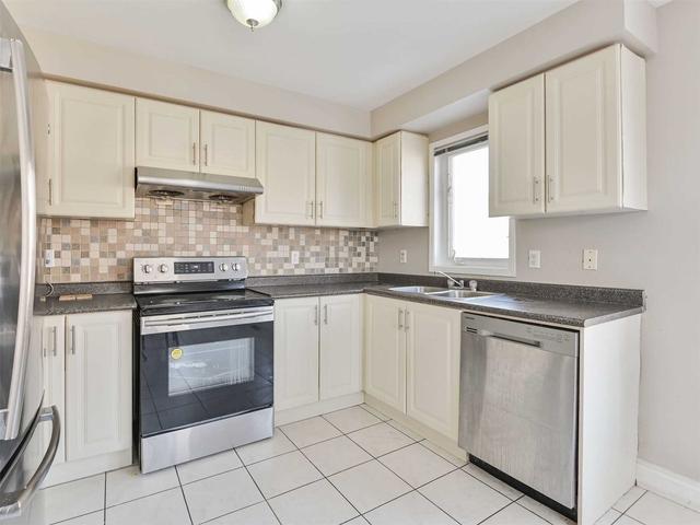 91 Bernard Ave, House attached with 3 bedrooms, 4 bathrooms and 2 parking in Brampton ON | Image 5