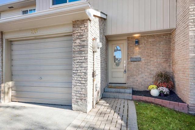 138 - 1520 Lancaster Dr, Townhouse with 3 bedrooms, 2 bathrooms and 1 parking in Oakville ON | Image 2
