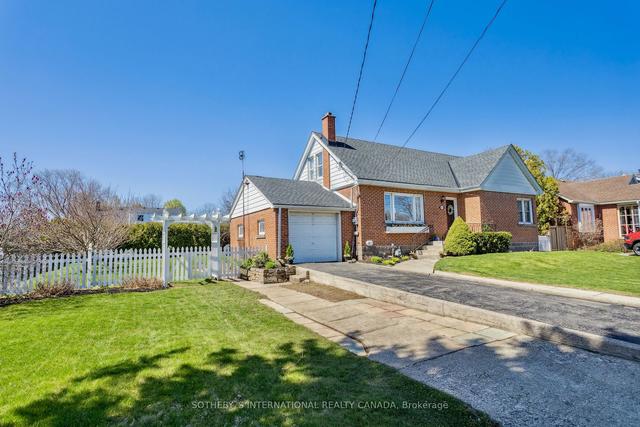 944 North Shore Blvd W, House detached with 3 bedrooms, 3 bathrooms and 5 parking in Burlington ON | Image 1