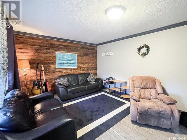 305 1st Street E, House detached with 3 bedrooms, 2 bathrooms and null parking in Meadow Lake SK | Image 3