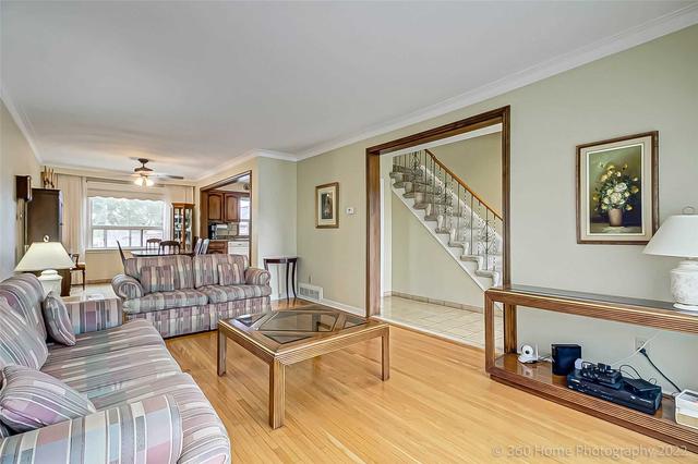 106 Giltspur Dr, House semidetached with 3 bedrooms, 2 bathrooms and 5 parking in Toronto ON | Image 23