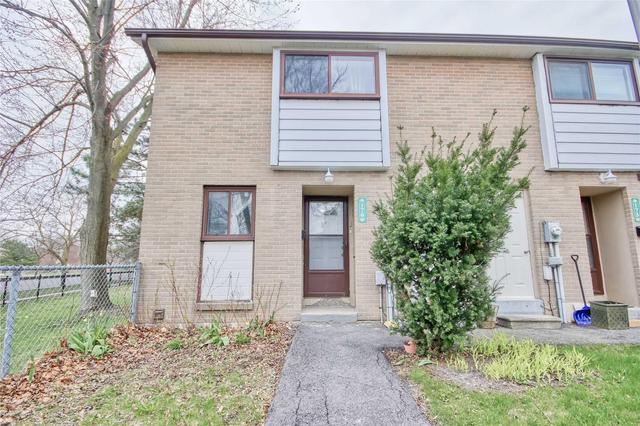 176 Fleetwood Cres, Townhouse with 3 bedrooms, 2 bathrooms and 1 parking in Brampton ON | Image 2