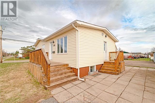166 Melville St, House detached with 5 bedrooms, 2 bathrooms and null parking in Moncton NB | Image 3